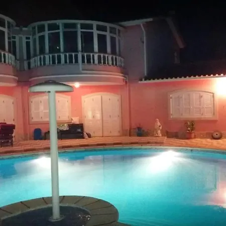 Charming In With Pool 아파트 신트라