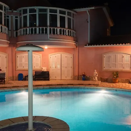 Charming In With Pool *